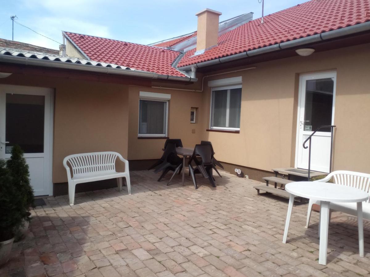 Start Apartmanok Pécs Extérieur photo